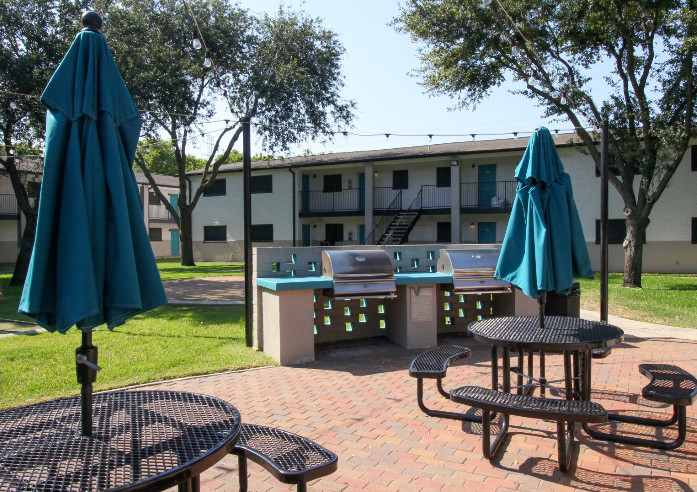 Community Amenities - Courtyard Grilling & Picnic Area